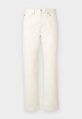 Offwhite Jeans mit geradem Bein, vorne Knopf- und Reißverschluss, Gürtelschlaufen und Vordertaschen vor einfachem hellem Hintergrund.