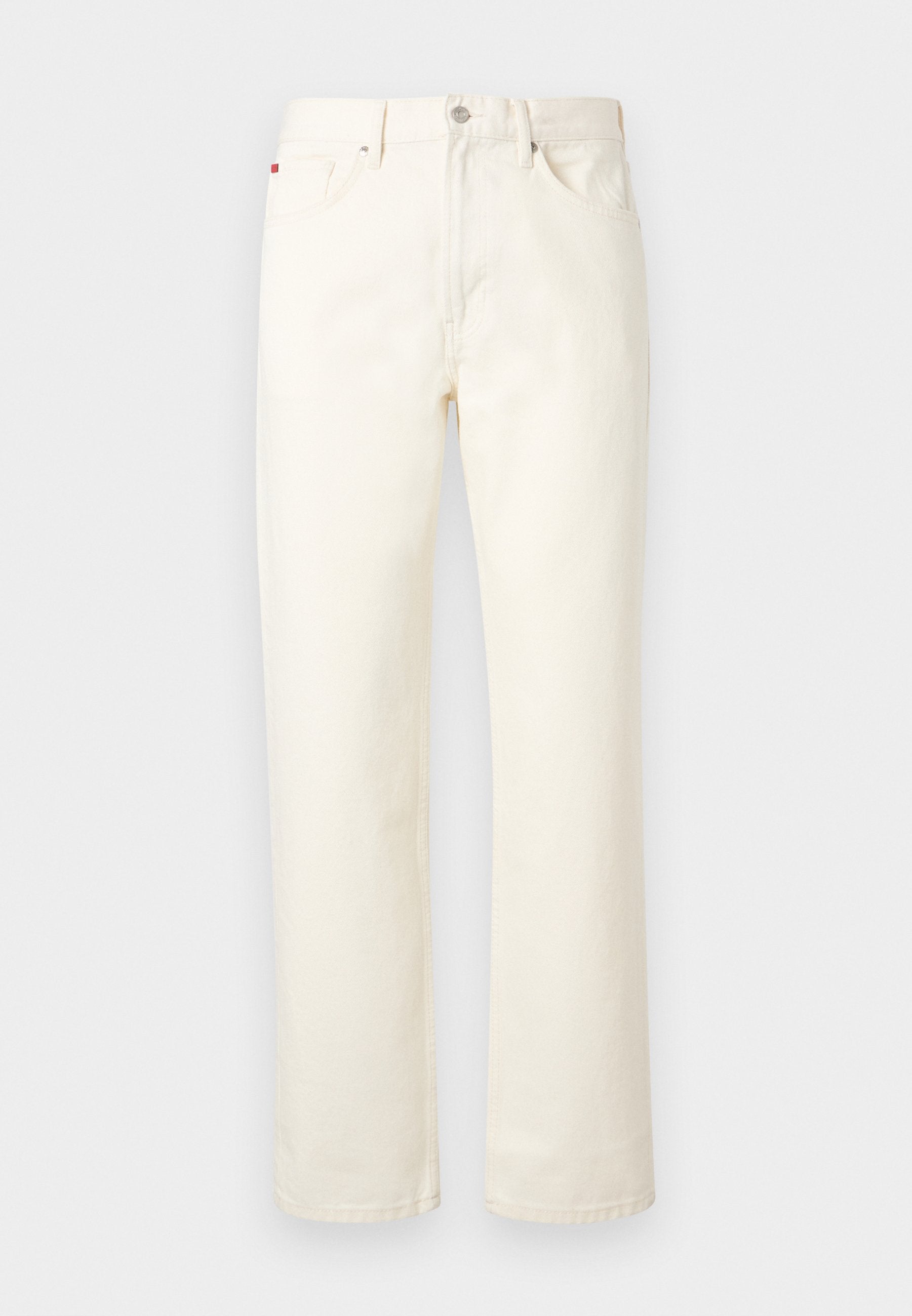Offwhite Jeans mit geradem Bein, vorne Knopf- und Reißverschluss, Gürtelschlaufen und Vordertaschen vor einfachem hellem Hintergrund.