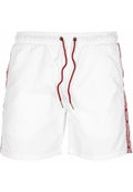 Weiße Schwimmshorts mit ropem Kordelzug und roten Seitenstreifen, die weißen Text aufweisen, elastischem Taillenbund und Seitentaschen.