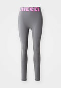 Graue Leggings mit einem pinken "DIESEL"-Logo am Bund, mit glatter Textur und enganliegendem Design, geeignet für Sportbekleidung.