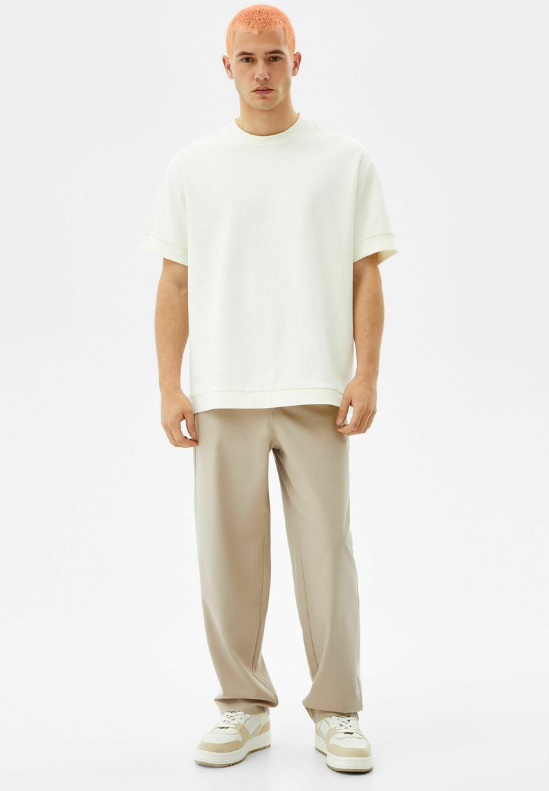 TAILORED FIT  Media 1