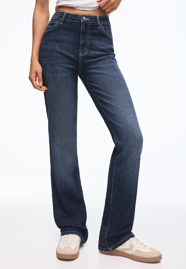 Bershka LOW-RISE SLIM FIT BOOT-CUT JEANS - JEANS - Bootcut jeans - dark blue