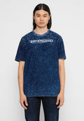 Navyblaues T-Shirt mit gesprenkelt Muster, Rundhalsausschnitt, kurzen Ärmeln und einem weißen Logo auf der Brust, aus Baumwollstoff gefertigt.