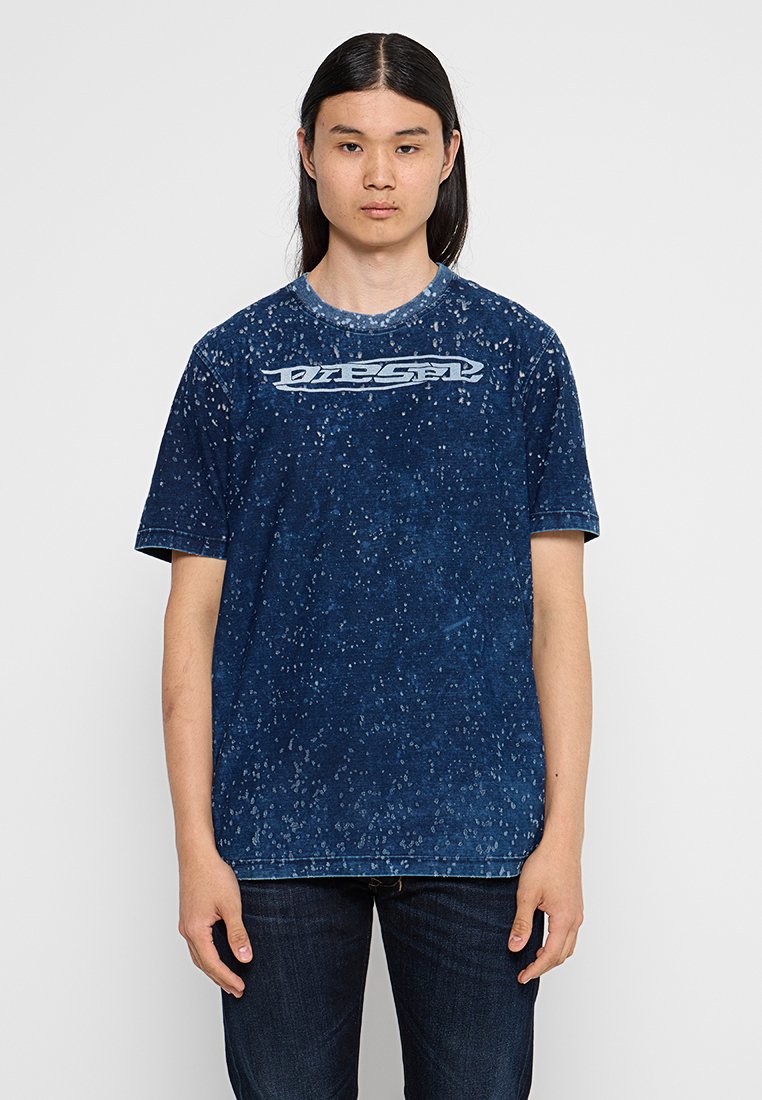 Navyblaues T-Shirt mit gesprenkelt Muster, Rundhalsausschnitt, kurzen Ärmeln und einem weißen Logo auf der Brust, aus Baumwollstoff gefertigt.