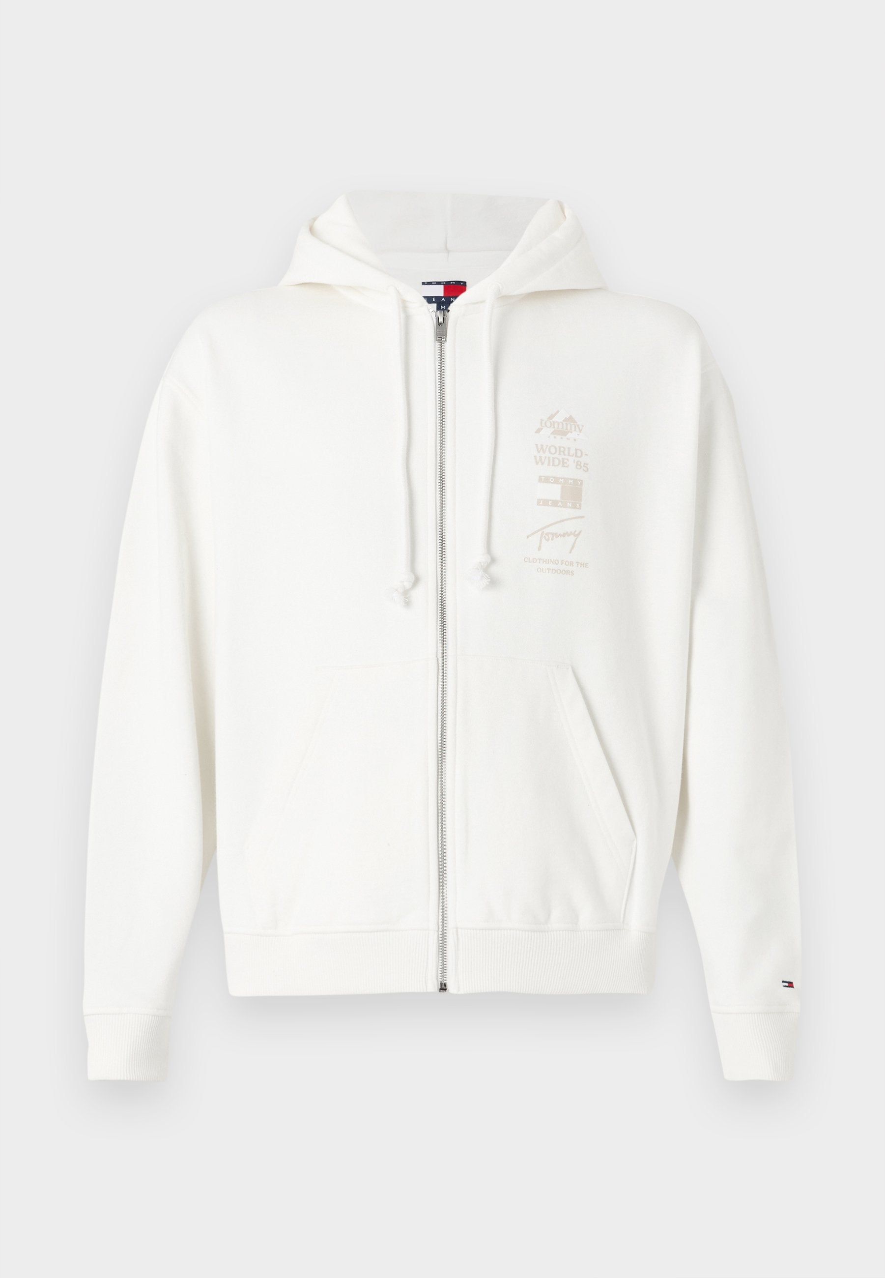 Weiße Zip-Hoodie aus weichem Baumwollmaterial, mit einer Kängurutasche, verstellbarem Kapuzenzug und leichtem Logo-Print auf der Brust.