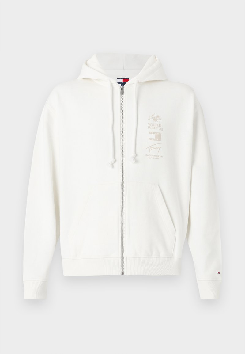 Weiße Zip-Hoodie aus weichem Baumwollmaterial, mit einer Kängurutasche, verstellbarem Kapuzenzug und leichtem Logo-Print auf der Brust.