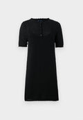 Schwarzes Kurzarmkleid mit strukturiertem Wabenmuster, rundem Ausschnitt mit gewellten Kanten und einer Knopfleiste auf der Vorderseite.