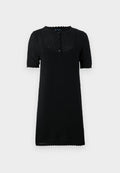 Schwarzes Kurzarmkleid mit strukturiertem Wabenmuster, rundem Ausschnitt mit gewellten Kanten und einer Knopfleiste auf der Vorderseite.