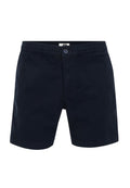 Dunkelblaue Shorts aus leichtem Material, mit einem Knopfverschluss, elastischem Bund und seitlichen Taschen. Kurze Innenbeinlänge mit einer glatten Textur.