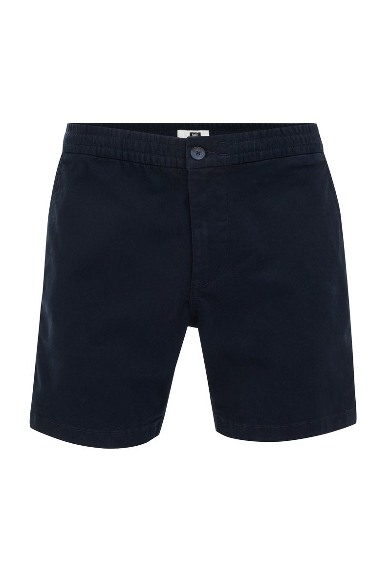 Dunkelblaue Shorts aus leichtem Material, mit einem Knopfverschluss, elastischem Bund und seitlichen Taschen. Kurze Innenbeinlänge mit einer glatten Textur.
