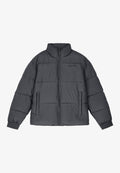 Graue Pufferjacke aus gestepptem Stoff mit hohem Kragen, durchgehendem Reißverschluss und zwei seitlichen Taschen; mit gerippten Bündchen.