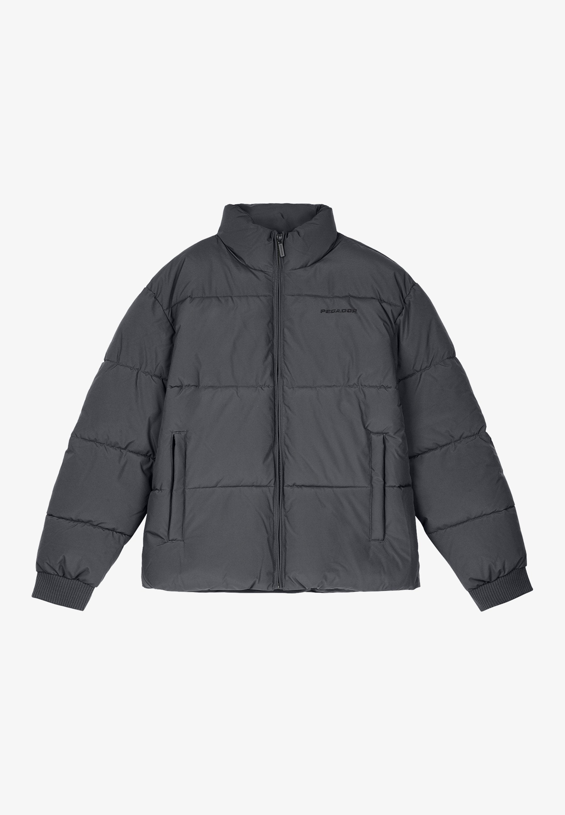 Graue Pufferjacke aus gestepptem Stoff mit hohem Kragen, durchgehendem Reißverschluss und zwei seitlichen Taschen; mit gerippten Bündchen.