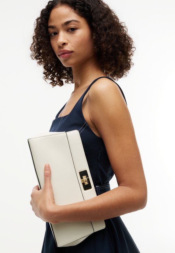 Tommy Hilfiger MODERN CLUTCH - Clutch - soft cream