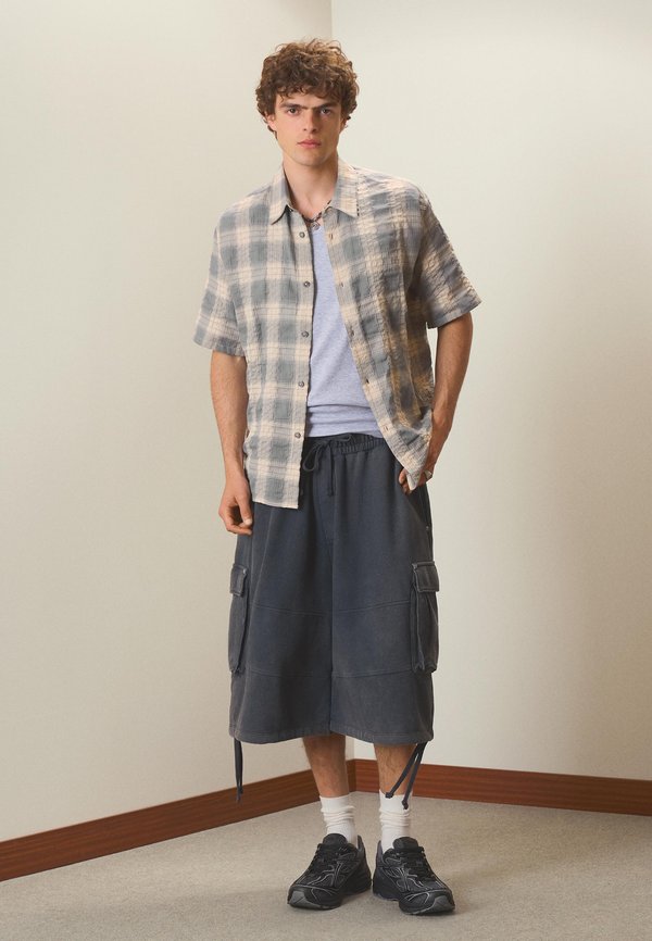 Bershka CHECKED RELAXED FIT SHIRT - Shirt - grey