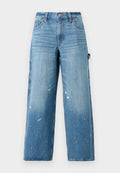 Hellblaue Denim-Cargo-Jeans mit weitem Bein, ausgewaschenen Bereichen und Farbspritzern. Mit Seitentaschen und Knopfleiste.
