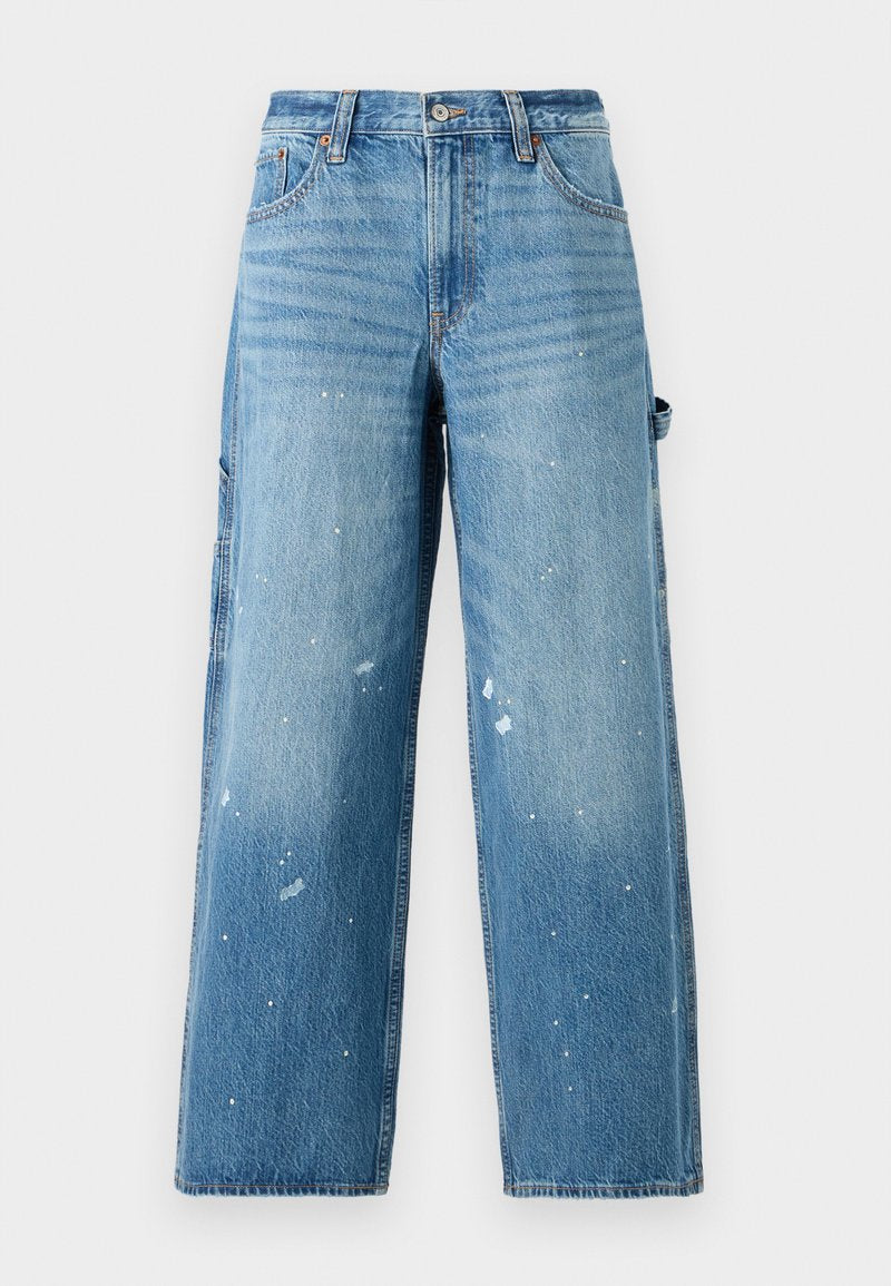 Hellblaue Denim-Cargo-Jeans mit weitem Bein, ausgewaschenen Bereichen und Farbspritzern. Mit Seitentaschen und Knopfleiste.