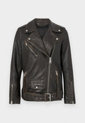 Schwarze Leder-Bikerjacke mit Reißverschlusstaschen, silbernen Beschlägen und einem verstellbaren Gürtel. Verfügt über ein klassisches asymmetrisches Design und eine strukturierte Oberfläche.