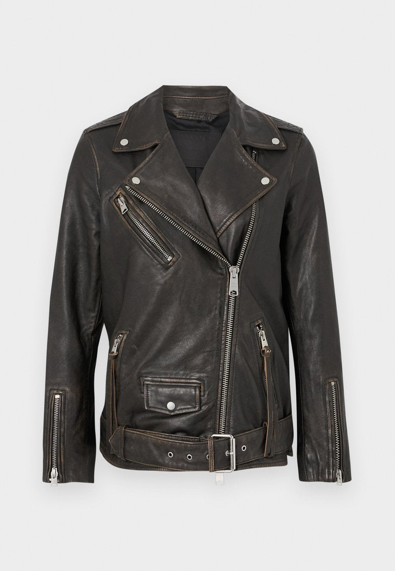 Schwarze Leder-Bikerjacke mit Reißverschlusstaschen, silbernen Beschlägen und einem verstellbaren Gürtel. Verfügt über ein klassisches asymmetrisches Design und eine strukturierte Oberfläche.