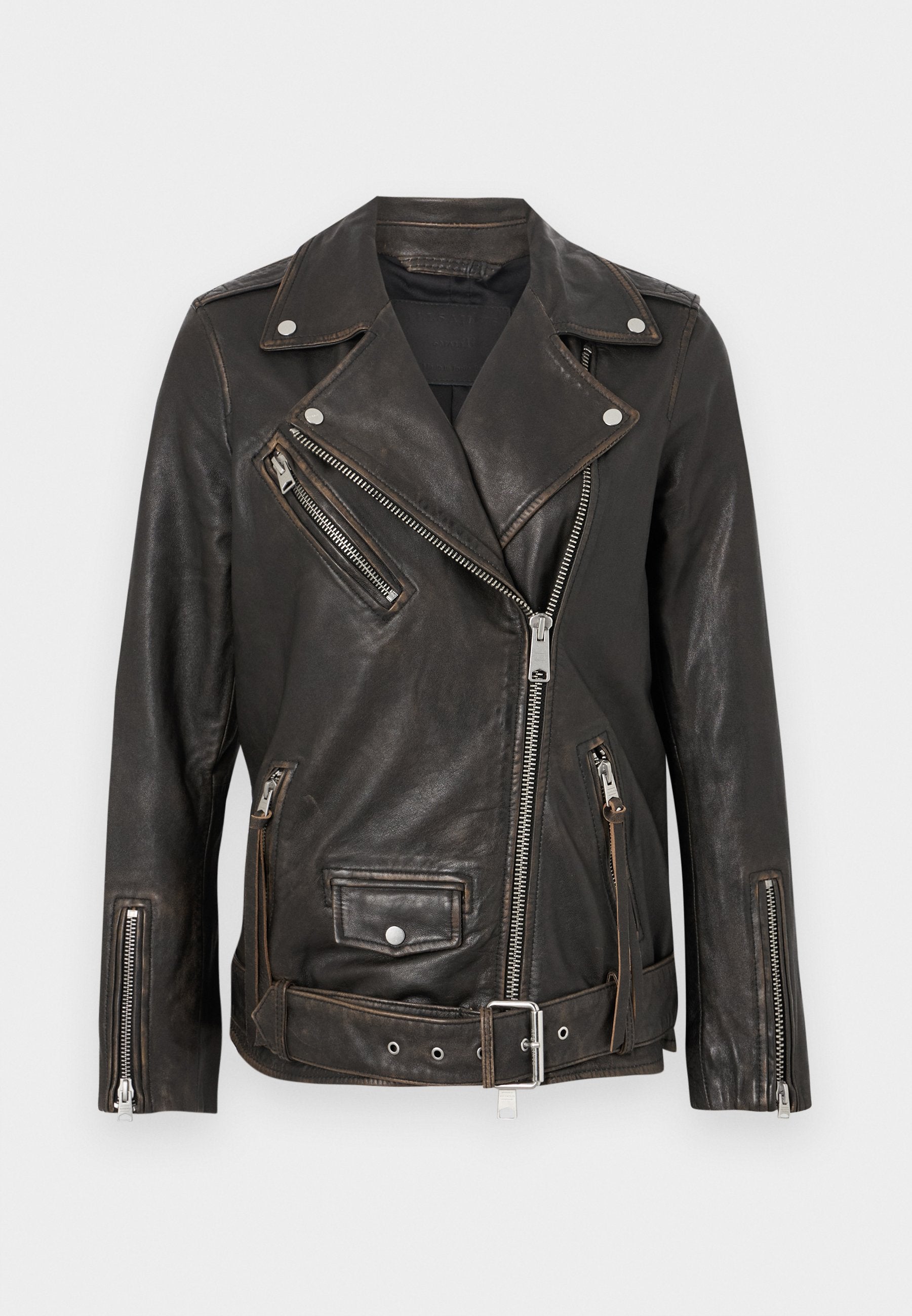 Schwarze Leder-Bikerjacke mit Reißverschlusstaschen, silbernen Beschlägen und einem verstellbaren Gürtel. Verfügt über ein klassisches asymmetrisches Design und eine strukturierte Oberfläche.