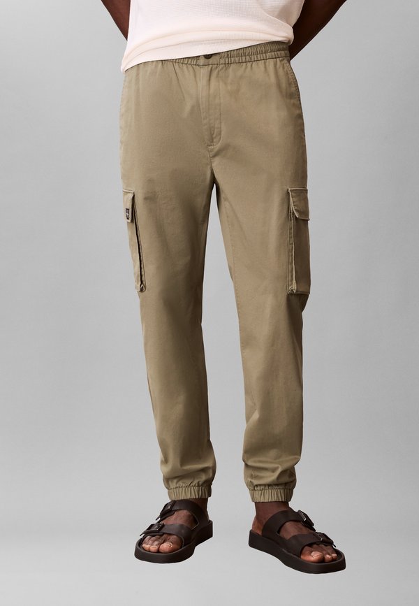 Calvin Klein Jeans COMFORT  - Cargo trousers - deep lichen green