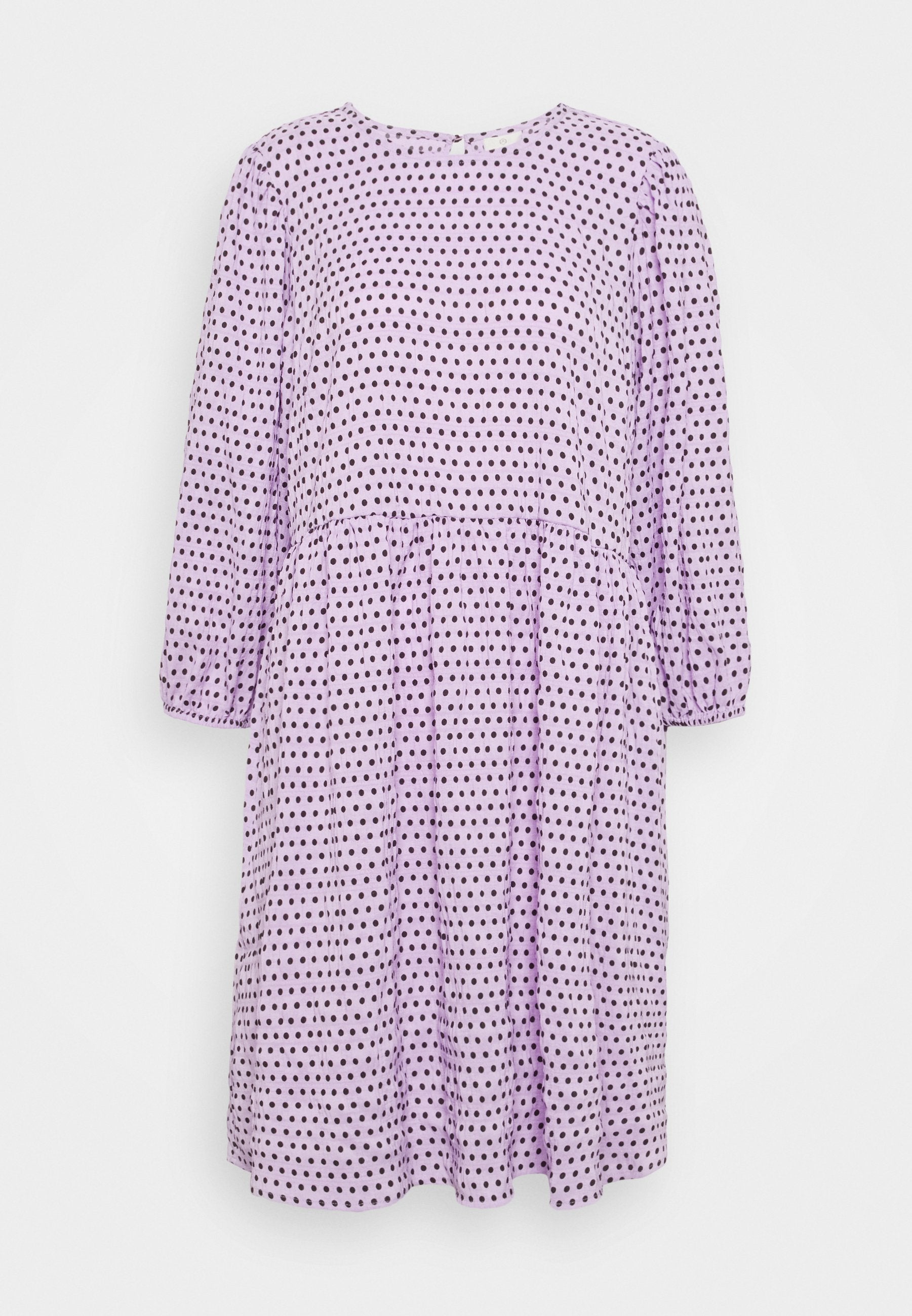 Lila knielanges Kleid mit langen Puffärmeln, das ein schwarzes Punktemuster aufweist, einen runden Ausschnitt hat und eine geraffte Taille besitzt.