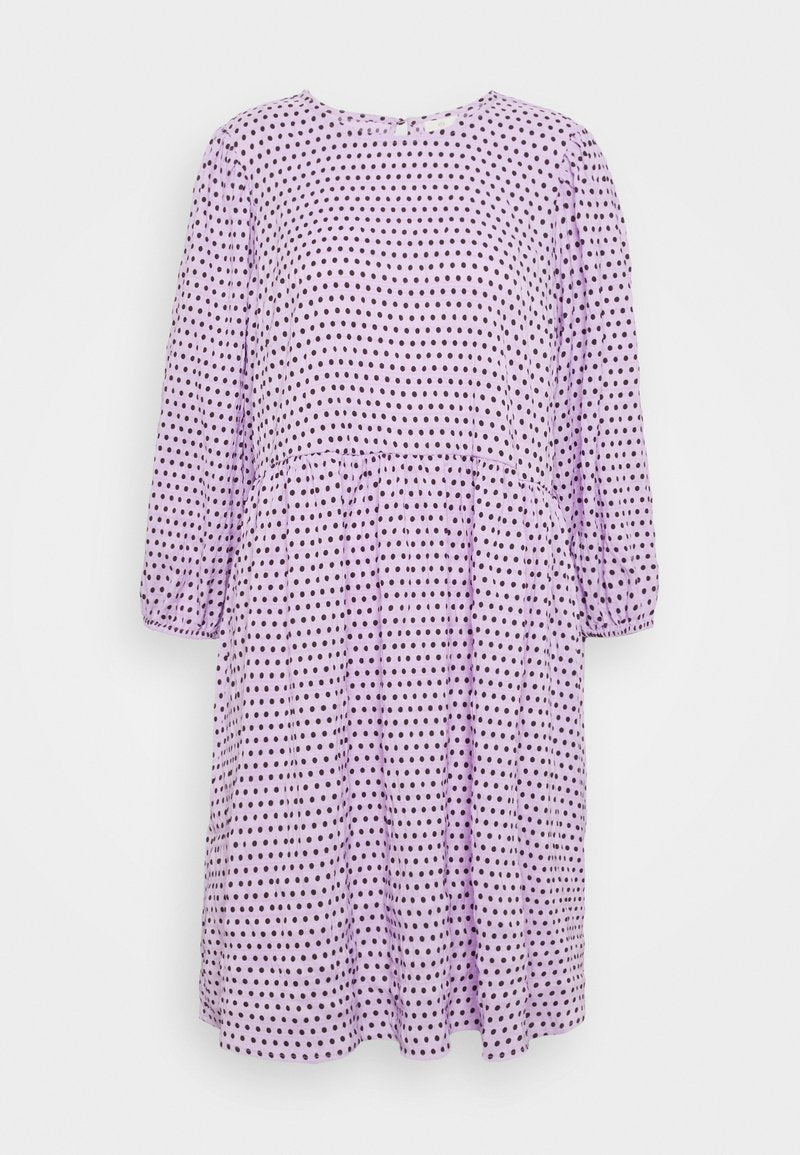 Lila knielanges Kleid mit langen Puffärmeln, das ein schwarzes Punktemuster aufweist, einen runden Ausschnitt hat und eine geraffte Taille besitzt.