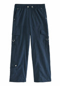 Navy Cargo-Hosen mit elastischem Bund, zwei vorderen Taschen und zwei seitlichen Cargo-Taschen. Mit silbernen Hardware-Akzenten. Leichter Stoff.