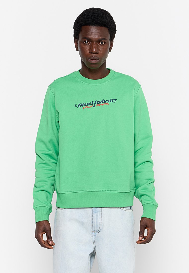 Grüner Pullover aus weichem Material mit Rundhalsausschnitt und Bündchen. Auf der Vorderseite befindet sich das Logo "Diesel Industry" in kontrastierenden Farben.