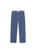 Blaue Jeanshose im Straight-Leg-Design, mit fünf Taschen und einem vorderen Knopfverschluss. Verfügt über eine helle Waschung und subtile Nähedetails.