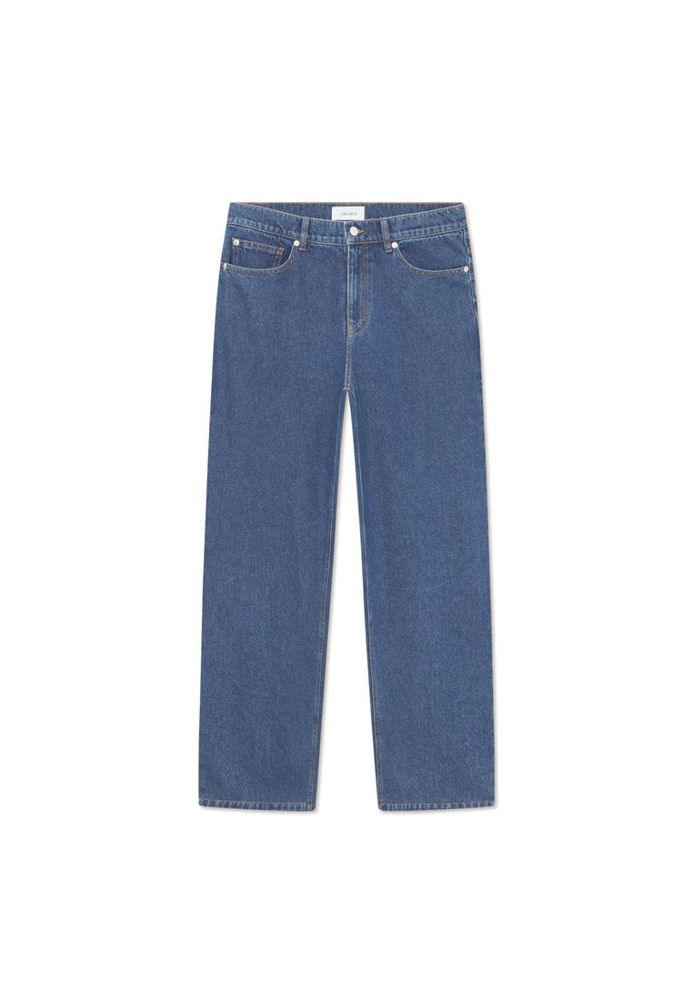 Blaue Jeanshose im Straight-Leg-Design, mit fünf Taschen und einem vorderen Knopfverschluss. Verfügt über eine helle Waschung und subtile Nähedetails.