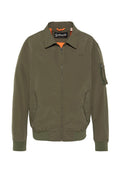 Olivgrüne Bomberjacke mit Frontreißverschluss, zwei Handtaschen, Reißverschlusstasche am Ärmel, gerippten Bündchen und Saum sowie orangefarbenem Innenfutter.