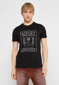 Schwarzes Baumwoll-T-Shirt mit einem verwaschenen grauen Grafikdruck, auf dem "DIESEL INDUSTRY" steht. Kurze Ärmel, runder Ausschnitt, taillierte Passform.