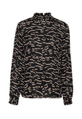 Schwarze Bluse mit langen Ärmeln, die einen hohen, gerafften Kragen und ein abstraktes cremefarbenes Muster aufweist. Hergestellt aus leichtem, strukturiertem Stoff mit lockerer Passform.