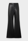 Schwarze weite Hose aus Kunstleder mit glatter Textur, ausgestattet mit einem taillierten Bund und Vorderfalten für einen strukturierten Look.