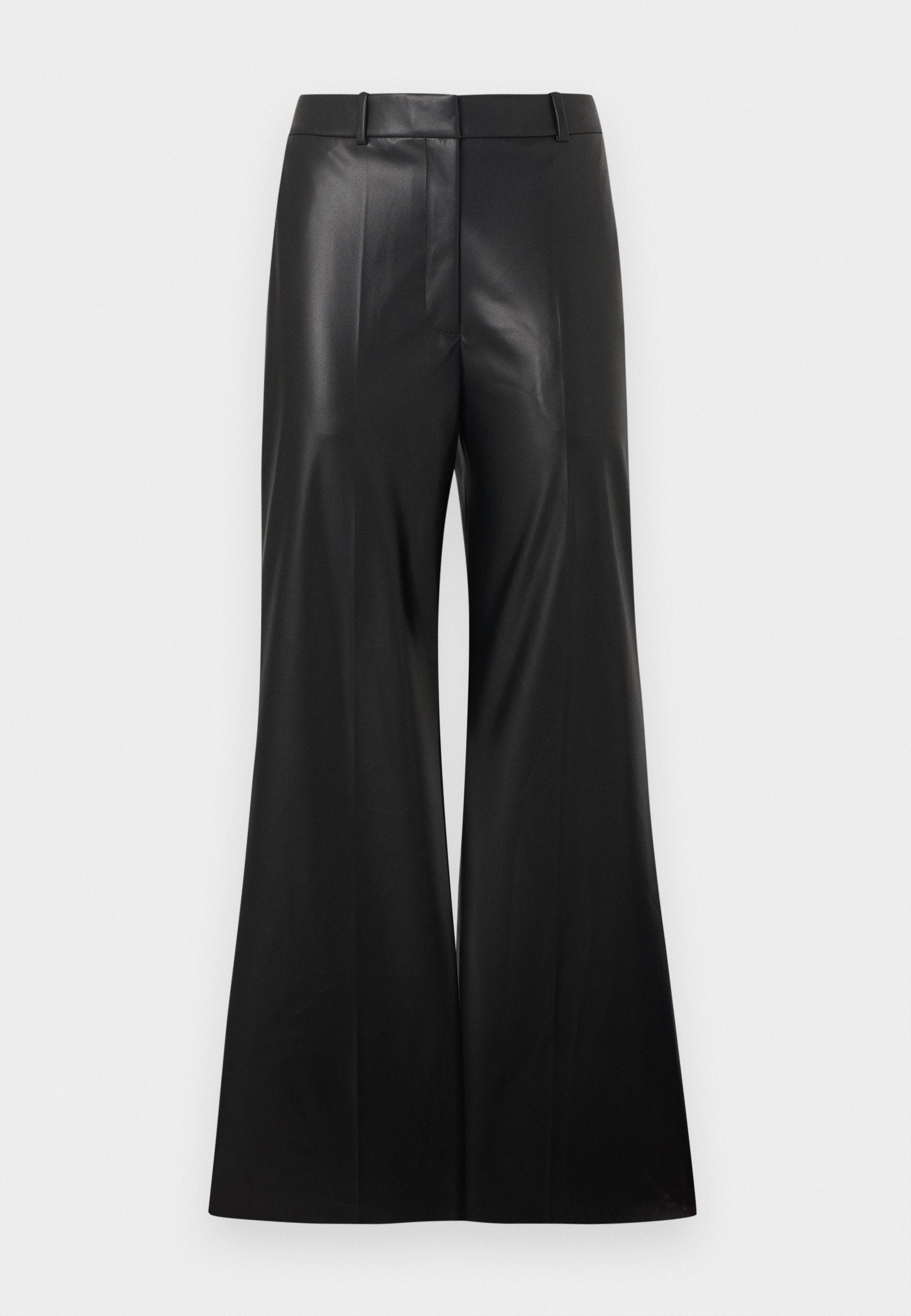 Schwarze weite Hose aus Kunstleder mit glatter Textur, ausgestattet mit einem taillierten Bund und Vorderfalten für einen strukturierten Look.