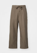 Weite Hose aus olivgrünem Stoff mit einer Kordelzug-Taille, seitlichen Taschen und einem geraden Schnitt mit leichtem Saumschlitz.