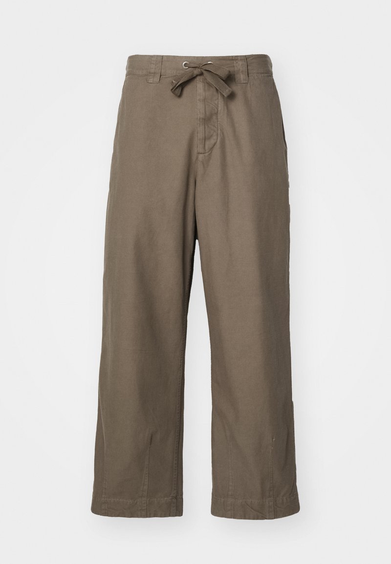 Weite Hose aus olivgrünem Stoff mit einer Kordelzug-Taille, seitlichen Taschen und einem geraden Schnitt mit leichtem Saumschlitz.