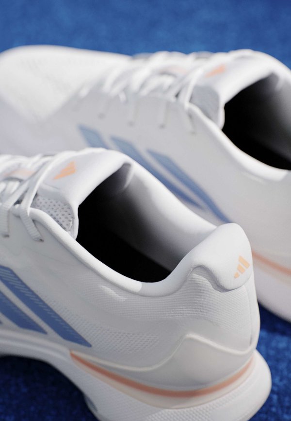 adidas Performance AVACOURT 3
