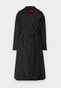 Schwarzer Trenchcoat mit Gürtel, aus glänzendem, leichtem Stoff gefertigt. Verfügt über große Knöpfe und einen eingekerbten Kragen. Mit dem Label "HUGO" in Rot.