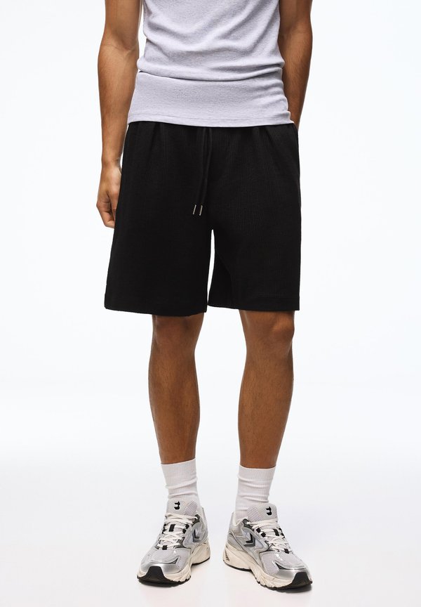 Bershka TEXTURED PLUSH - BERMUDA SHORTS 01397238 - Shorts - black