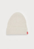 Strickmütze in Off-White, mit geripptem Textur, umschlagbarem Bündchen und einem kleinen roten Diesel-Logo-Tag an der Seite.
