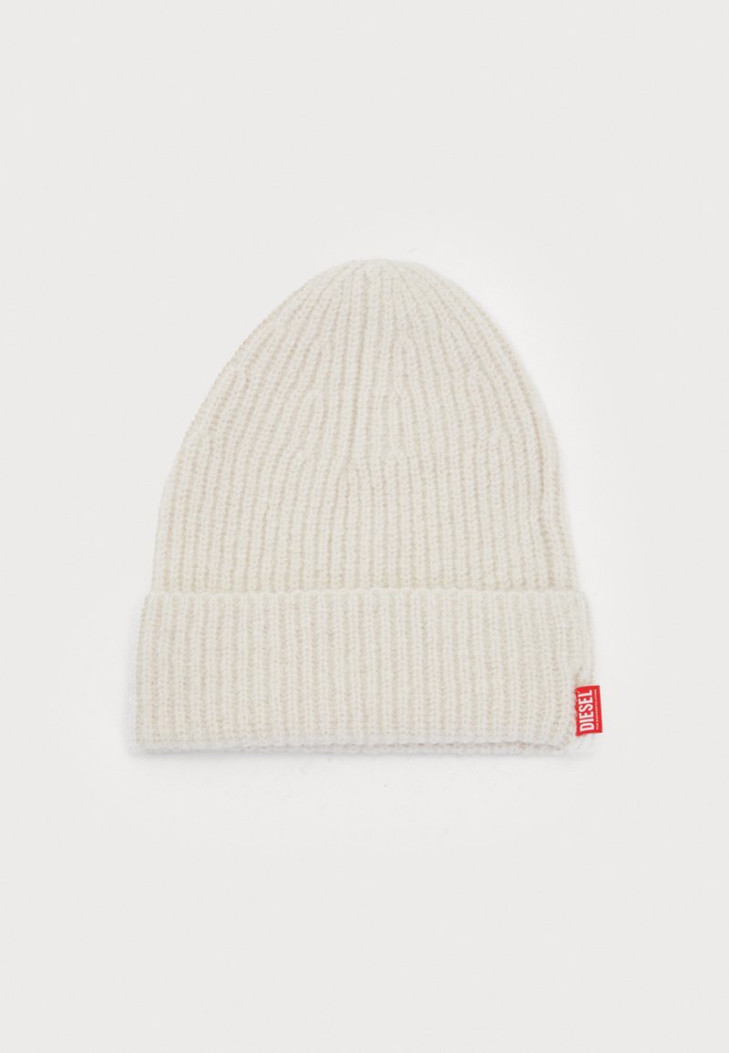 Strickmütze in Off-White, mit geripptem Textur, umschlagbarem Bündchen und einem kleinen roten Diesel-Logo-Tag an der Seite.