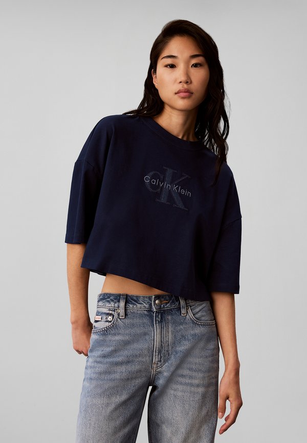 Calvin Klein Jeans OS CROPPED DENIM APPLIQUE MONOLO - Print T-shirt - pageant blue