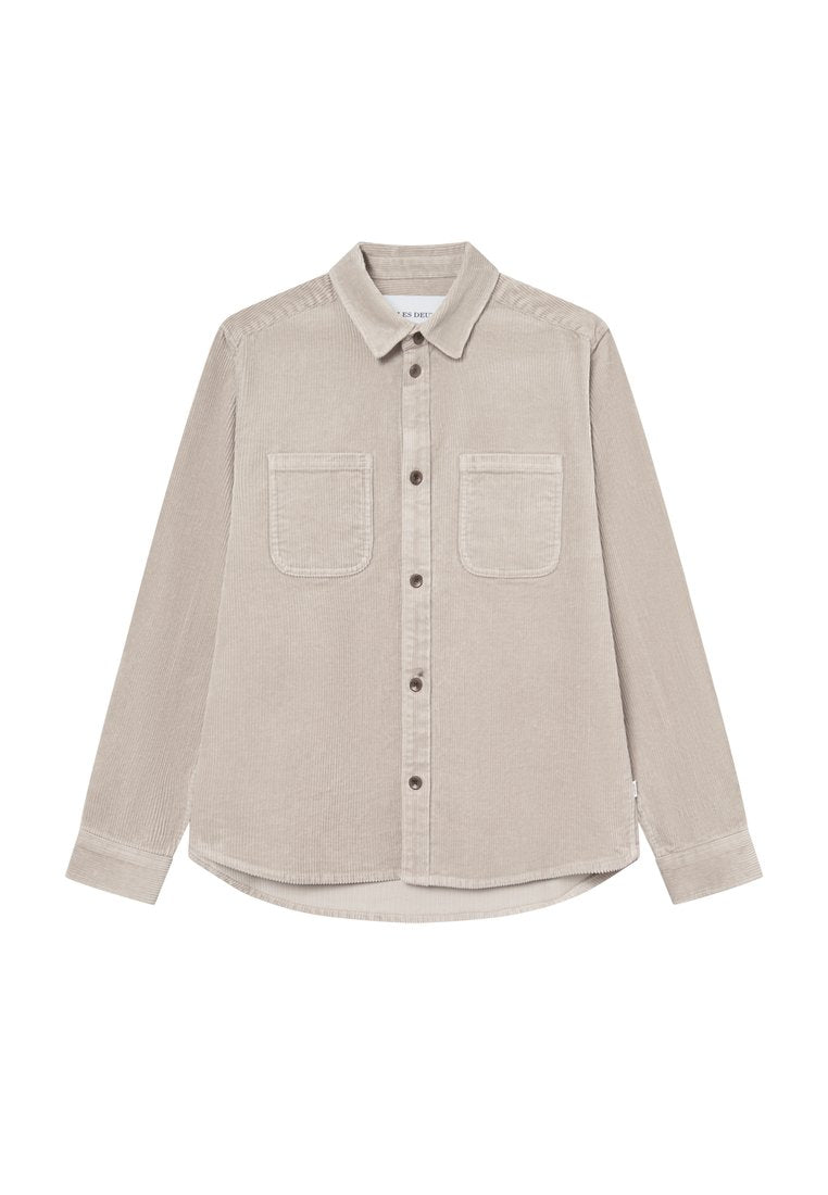 Beige Cord-Hemden mit langen Ärmeln, Kragen, zwei Brusttaschen und abgerundetem Saum. Knopfverschluss und strukturierter Stoff.