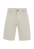 Helle beige Baumwollshorts mit geradem Schnitt, vorderen Taschen, einem Reißverschluss und einem Metallknopfverschluss. Glatte Textur und schlichtes Design.