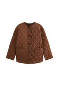 Braune Steppjacke mit rundem Ausschnitt, Knopfverschluss und zwei Fronttaschen. Der Stoff hat eine glatte Textur und ein Diamantmuster.