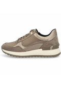 Brauner Sneaker aus Wildleder und Leder mit gepolsterter Sohle, rundem Zehenbereich, Schnürung vorne und metallischen Akzenten. Flaches Design mit strukturierten Details.
