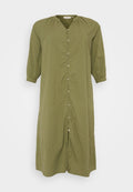 Olivengrünes Kleid aus strukturiertem Stoff, mit V-Ausschnitt, drei Viertelärmeln und Knopfleiste vorne.