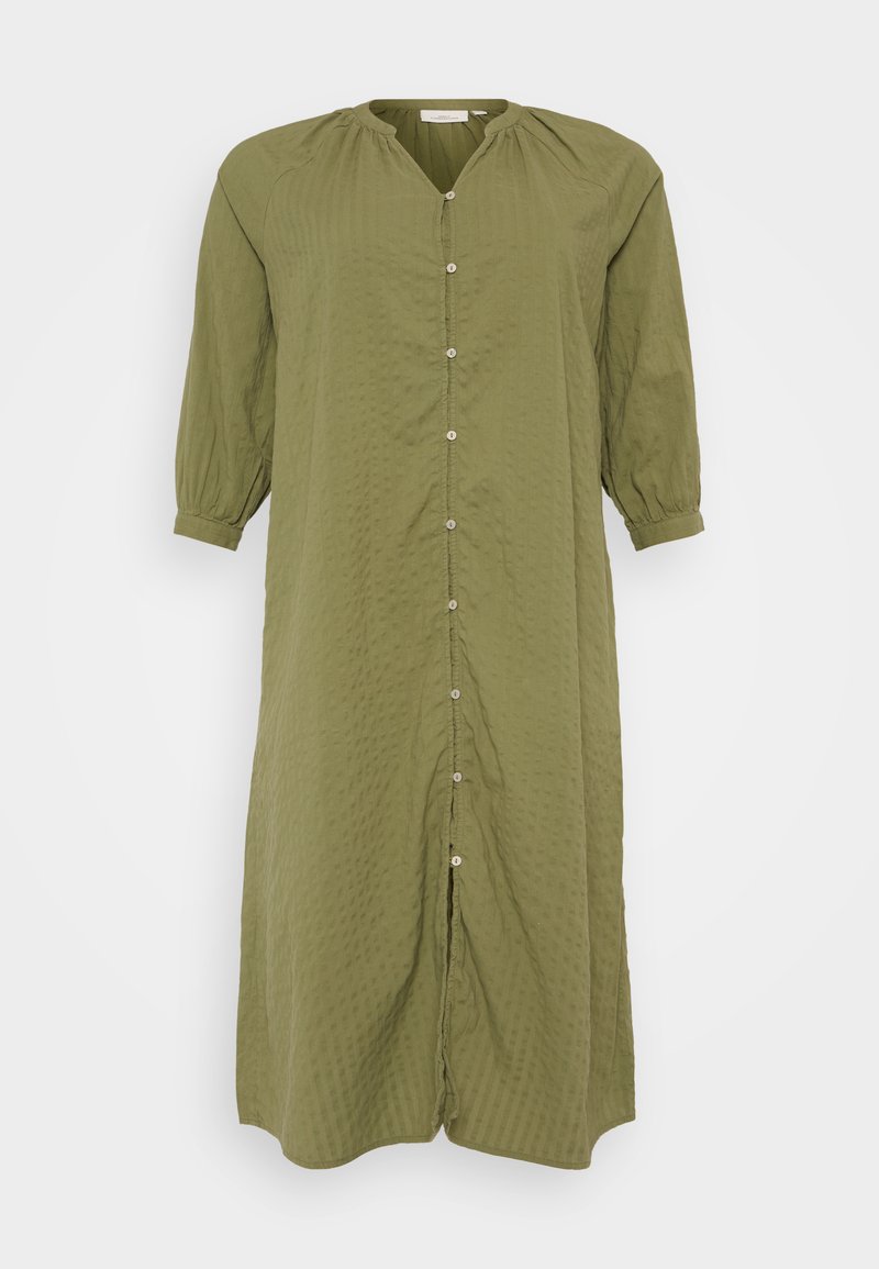 Olivengrünes Kleid aus strukturiertem Stoff, mit V-Ausschnitt, drei Viertelärmeln und Knopfleiste vorne.