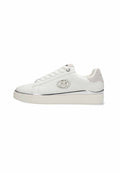 Weiße Leder-Sneaker mit einem eleganten Design, das ein silbernes Akzent auf der Sohle und einen grauen Wildleder-Rücken aufweist. Besticktes Logo an der Seite.